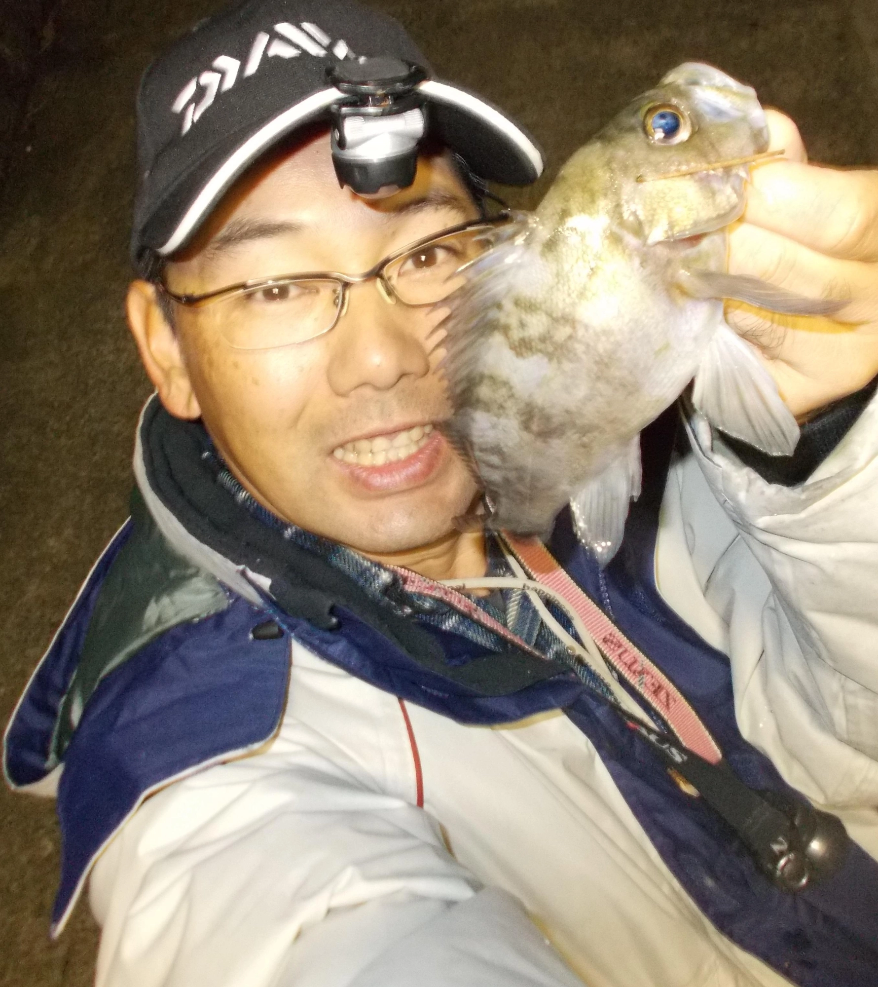 今シーズン最大サイズが釣れました。風が無く逆に喰い渋り＆4,50㎝位のシーバスが何匹か寄ってきてしまいアタリが止まってしまいました。