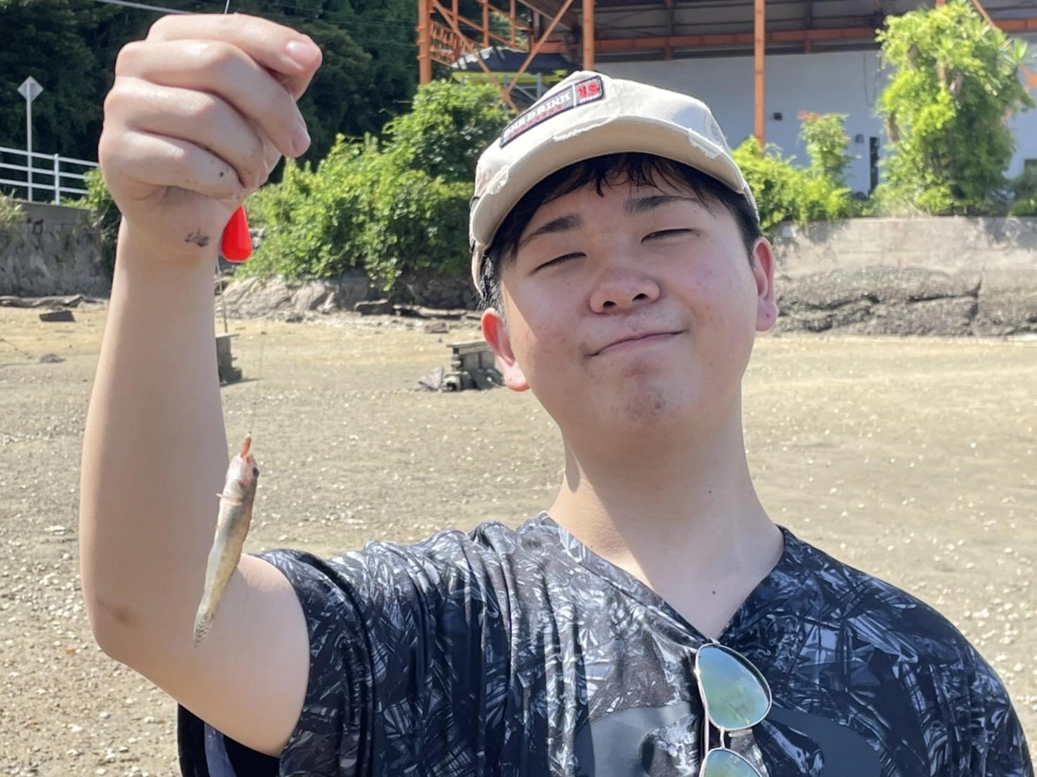 初挑戦スタッフ岩重　自分で餌付けて投げてハゼGET!!