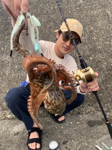 Tsulinoタコの餌木のホワイトを２個付けて、釣りました♪