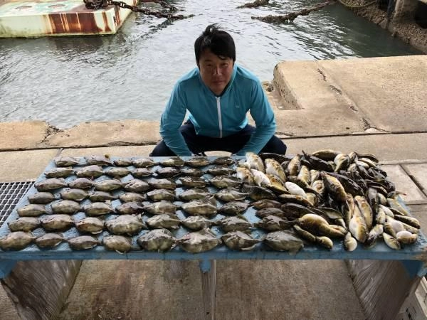 竿頭の名人はお一人でカワハギ51枚！フグ80匹ゲット！