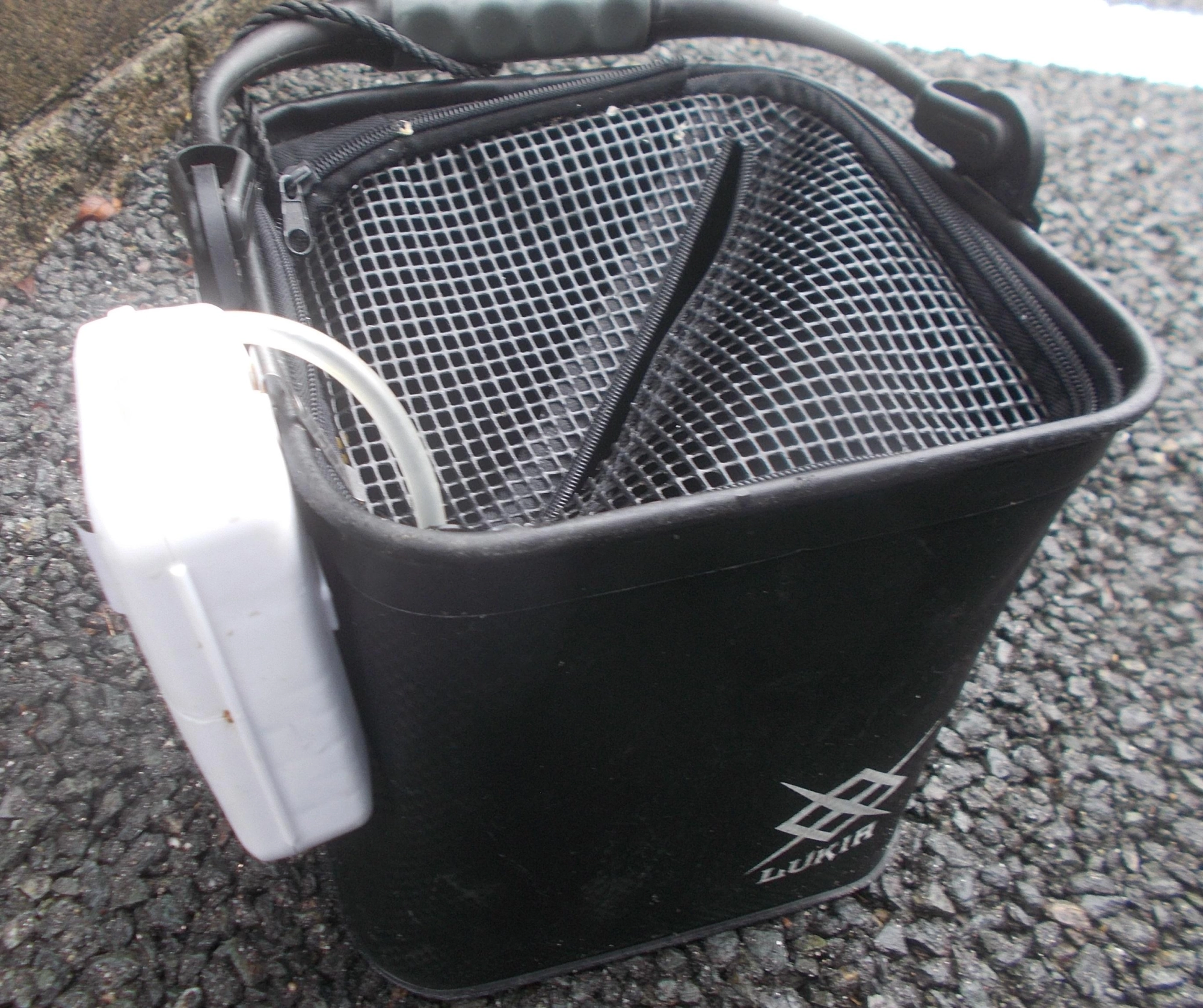 エサ用の釣れたアジは蓋付きバケツ+エアポンプで弱らずに活かしておけます。
