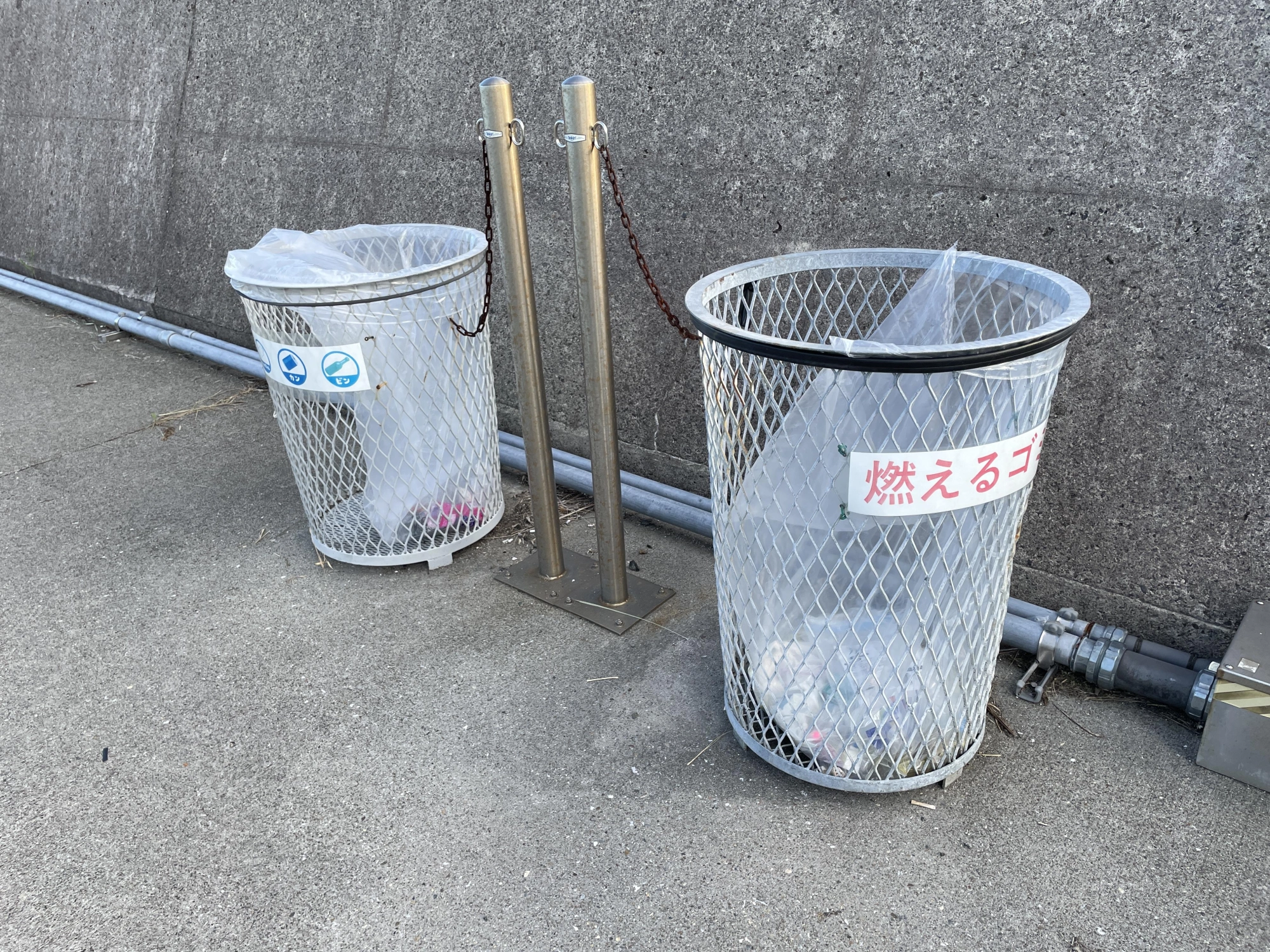釣り場にはゴミ箱が設置されています。
出たゴミはコチラへお願いします！