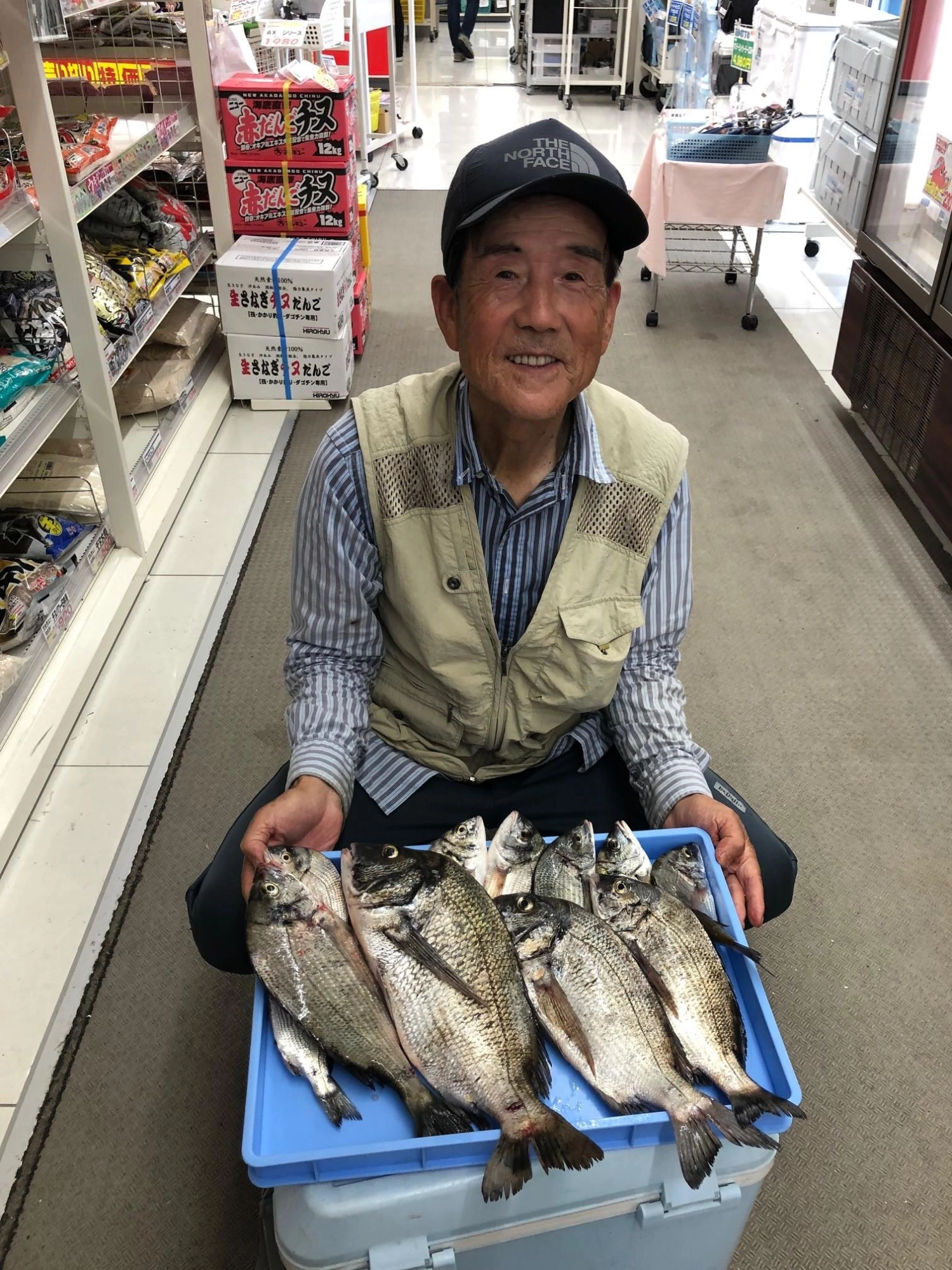 手竿5M位に、ガン玉のシンプルな仕掛け。エサはストロー虫を使用。