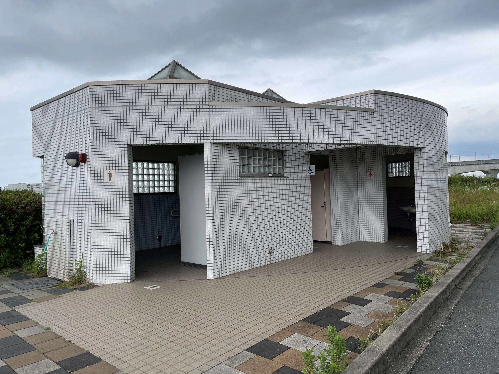 トイレは北側、南側にあります！
安心して釣りに来れますね！
写真は南側トイレです！