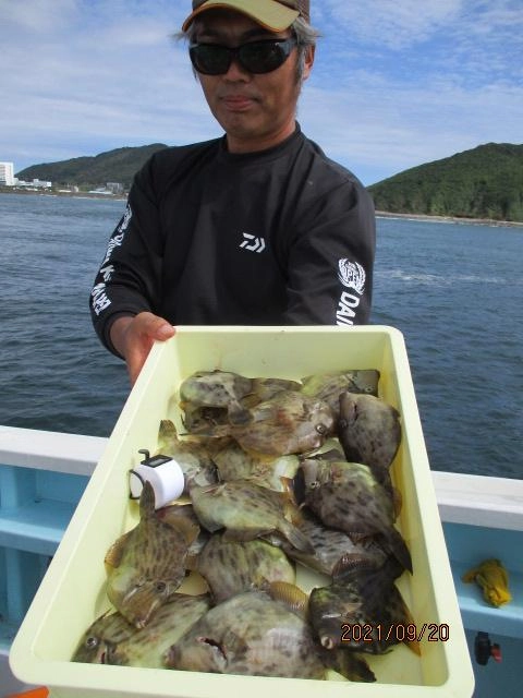 こちらの常連様も初秋カワハギ30枚近く釣り上げましたッ(^-^)