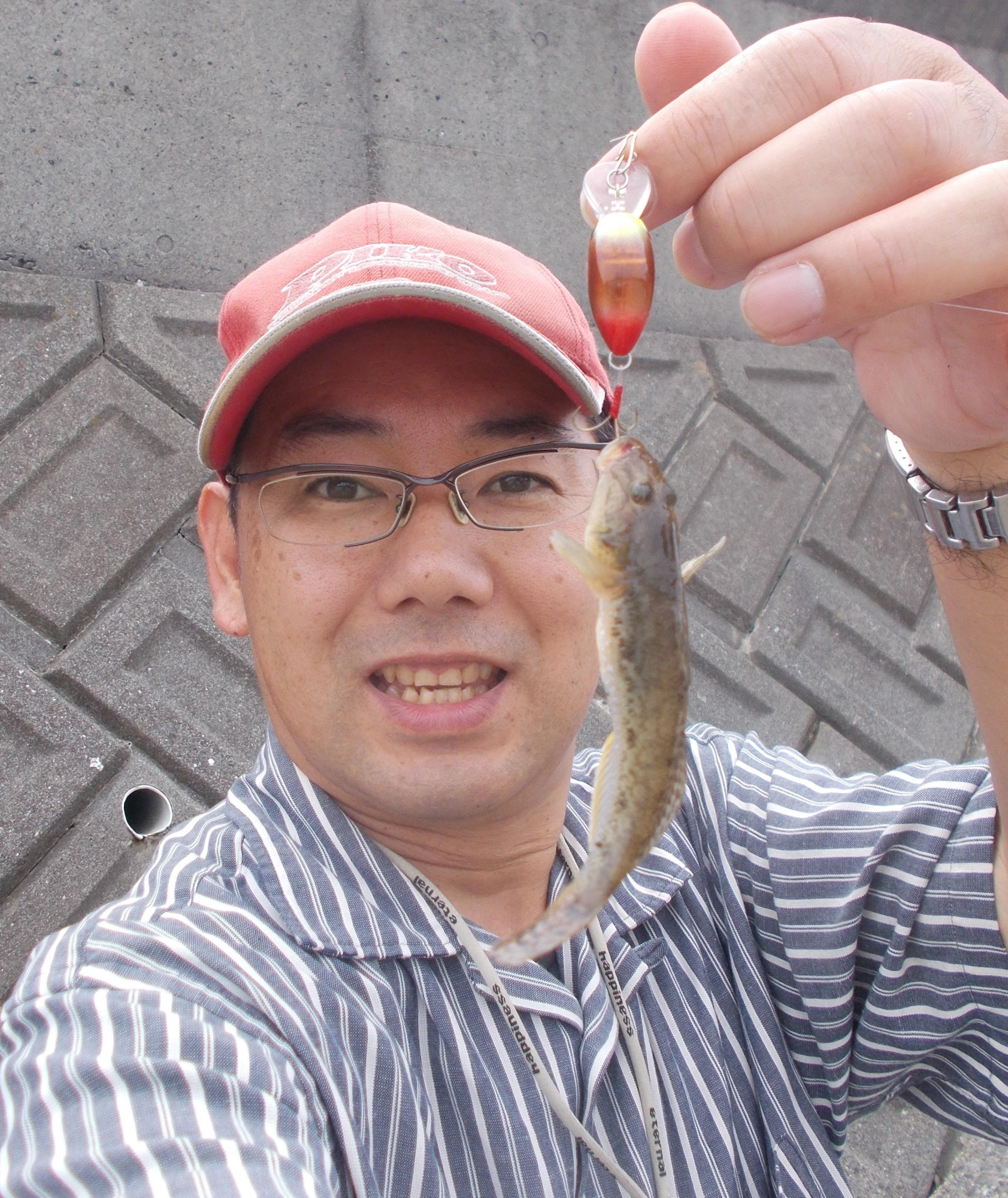 底に着いた瞬間や物に当たって動きが変わった時に反応してきます。反応しないときは細かく移動して反応する魚を見つけよう。