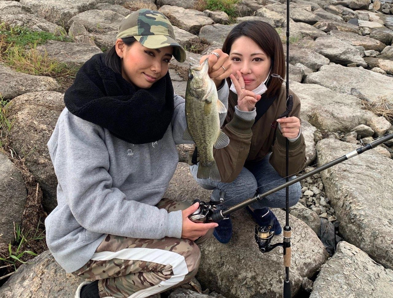 琵琶湖で釣りガールの二人も仲良くバスをキャッチしました♪