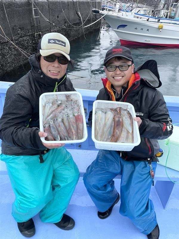 伊東沖マルイカ好調です！試し釣りから30杯前後の釣果がでました。