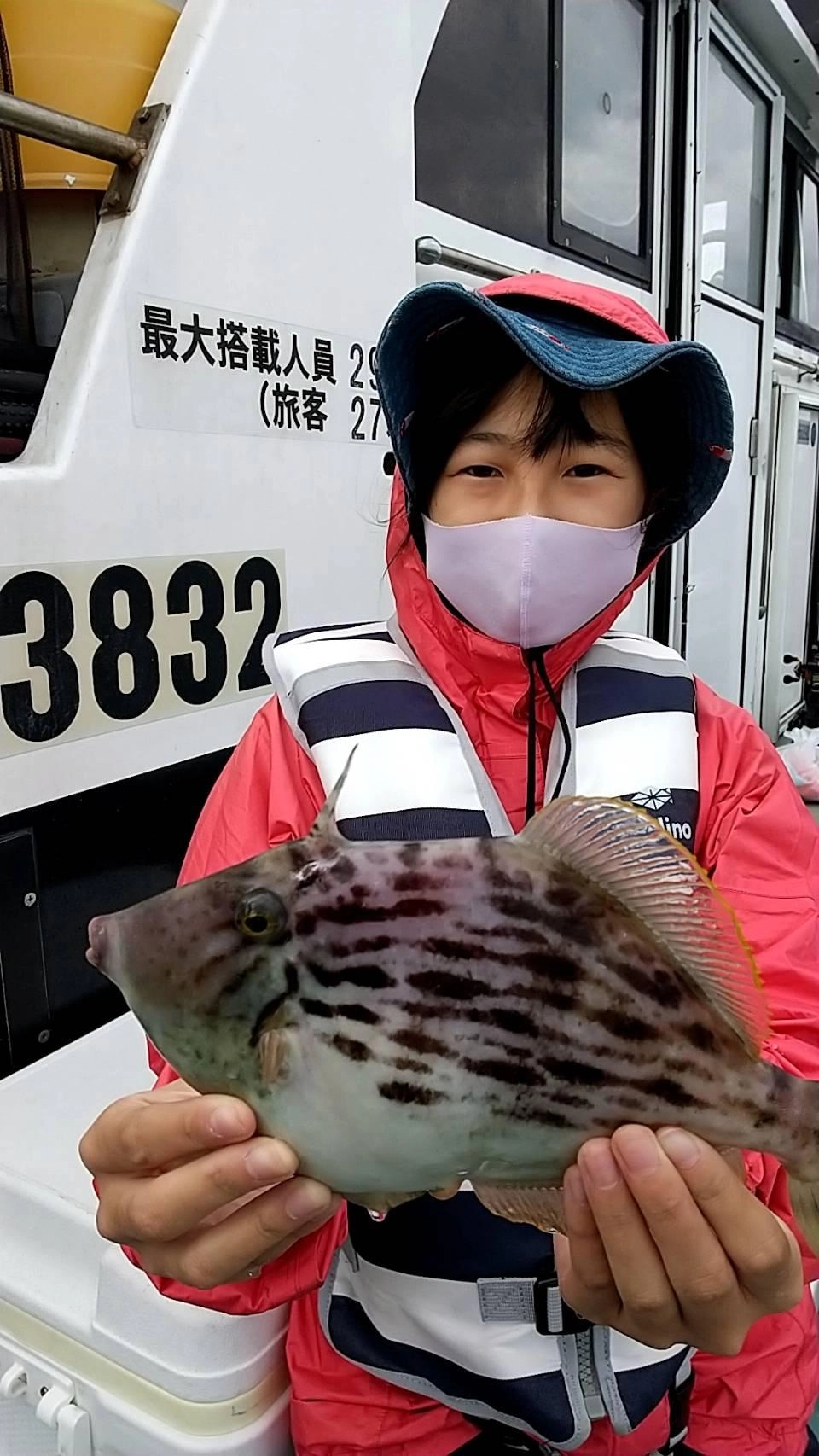 ツリジョちゃんも自分で竿を持ちデカハギ中心に❸枚も釣ったよッ(^-^)