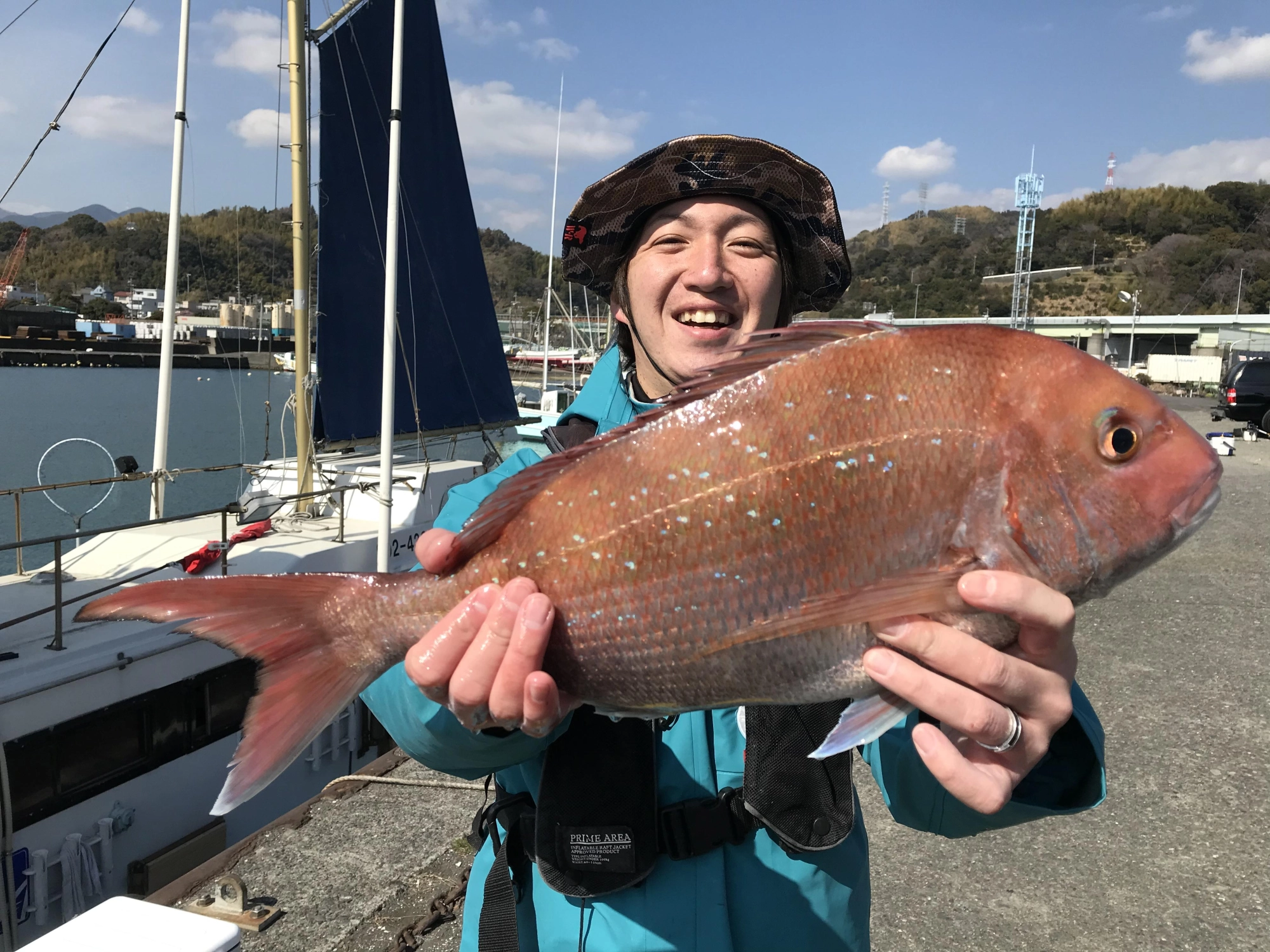 綺麗な良型マダイを何とかゲット！