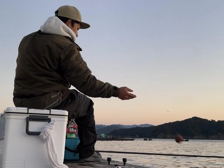 まずはポイント作り。
だんごを同じ場所に
6、7投して魚を集めましょう！