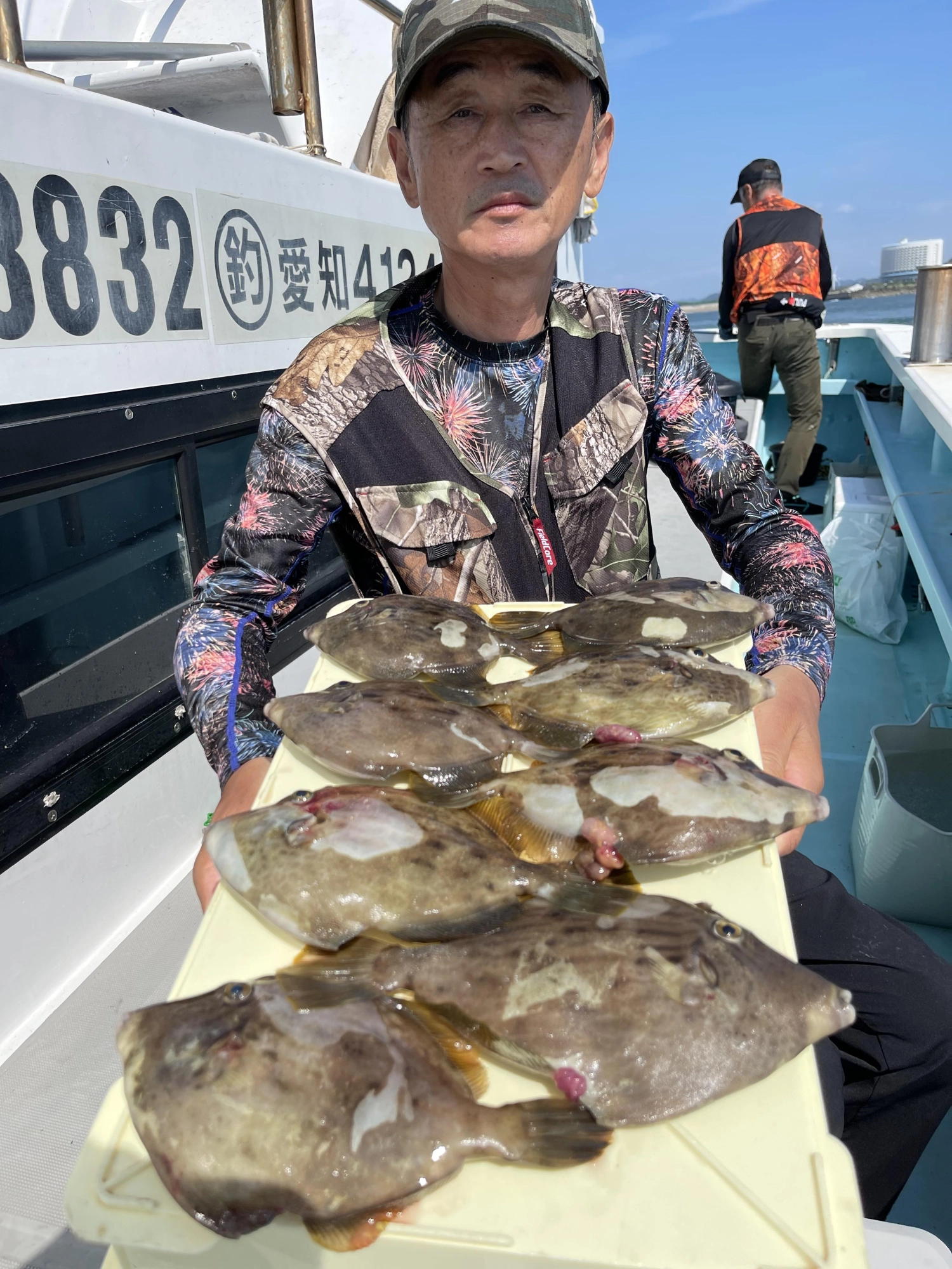 こちらの常連様は朝イチからコンスタントに釣ってましたよッ(・∀・)v