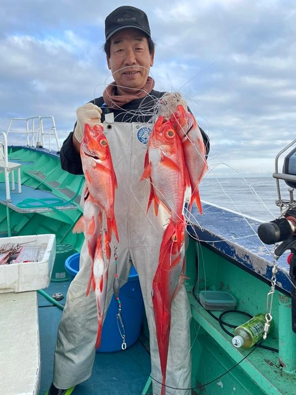 朝の内から型拾いの釣りでした。

いい人で８枚掛けの流しもありボツボツですね。今後に期待です
