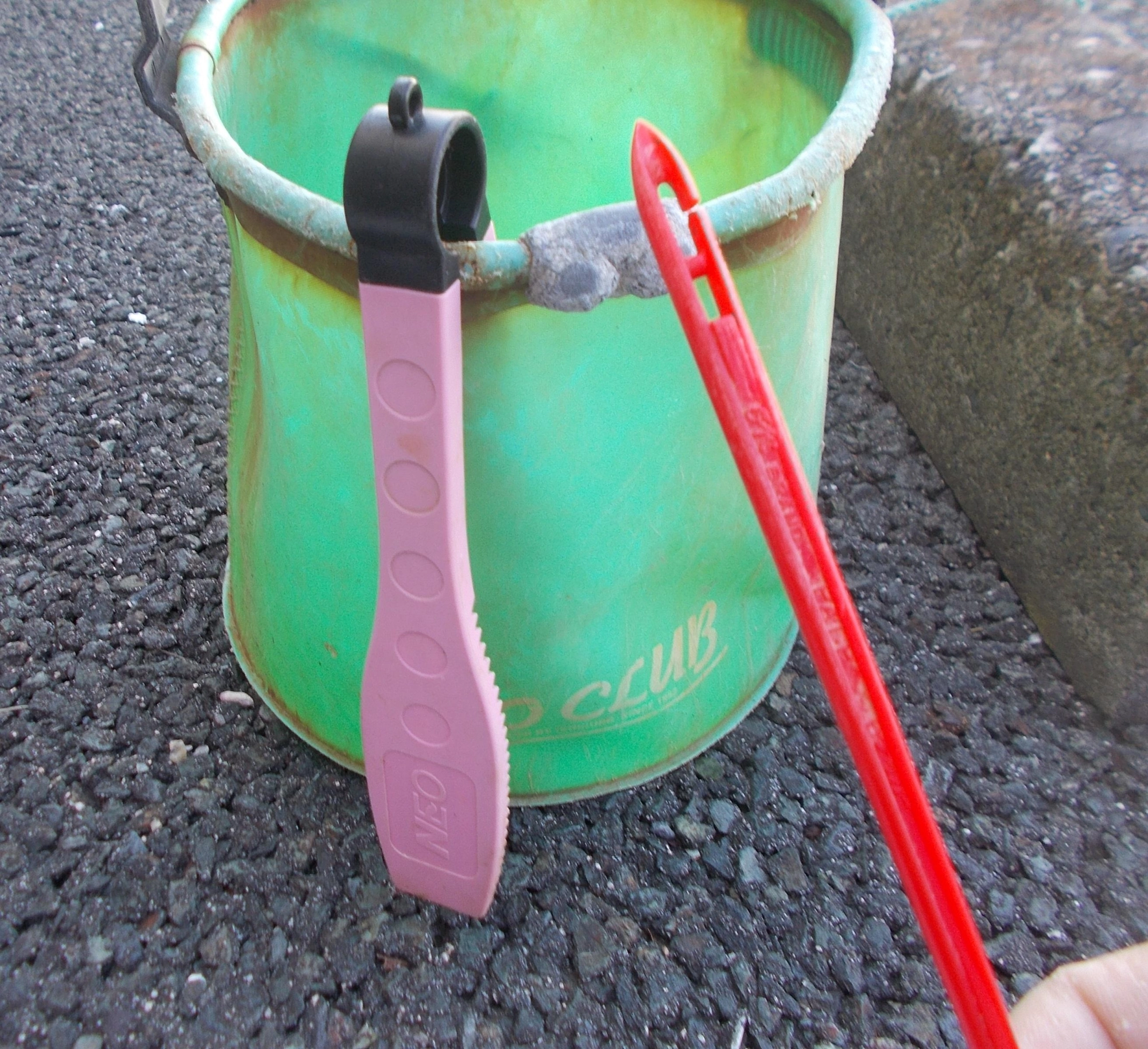 根魚はヒレが鋭いので魚グリップは必須！針を飲まれた時には針外しがあると安心、『ＯＫ針外し』は針先が隠れるので針を外しやすく愛用しています。