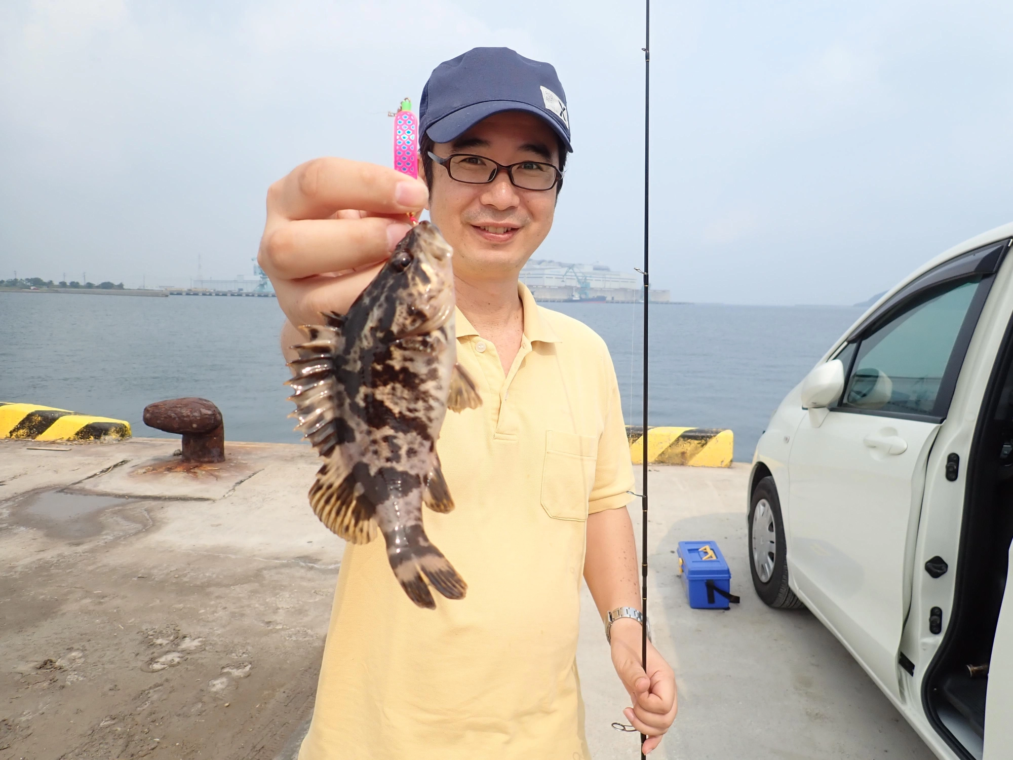 足元をブラクリで狙うと、タコノコメバルがポロポロと釣れました。
