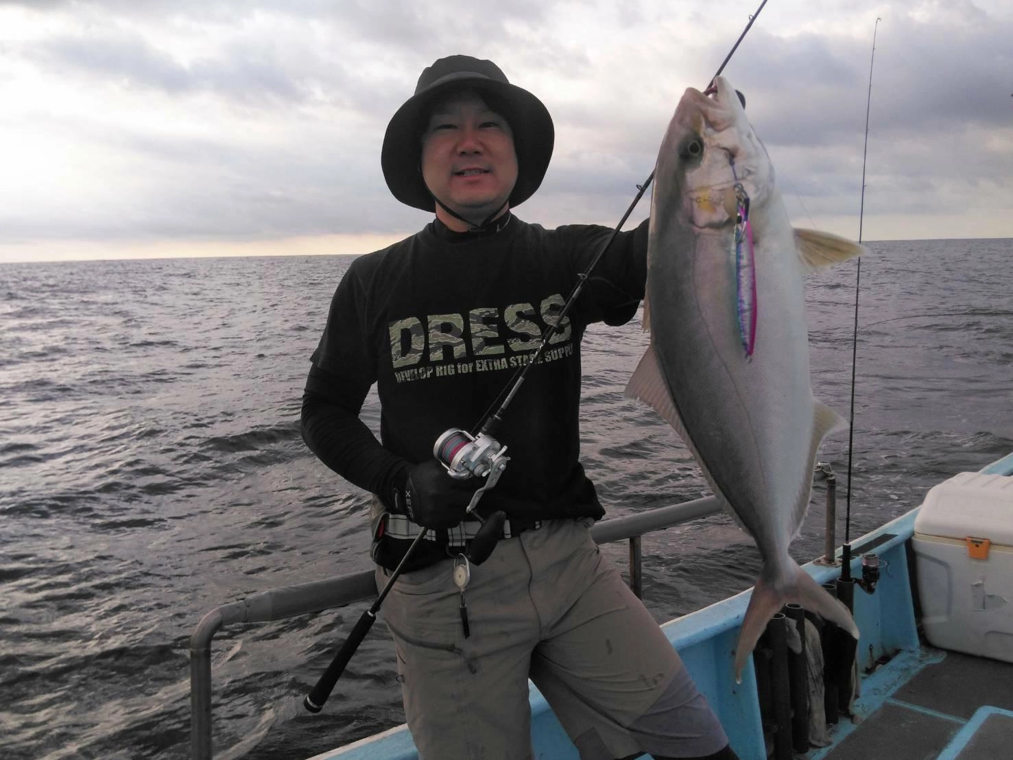 朝一番はカンパチやイナダが連続で釣れました。
