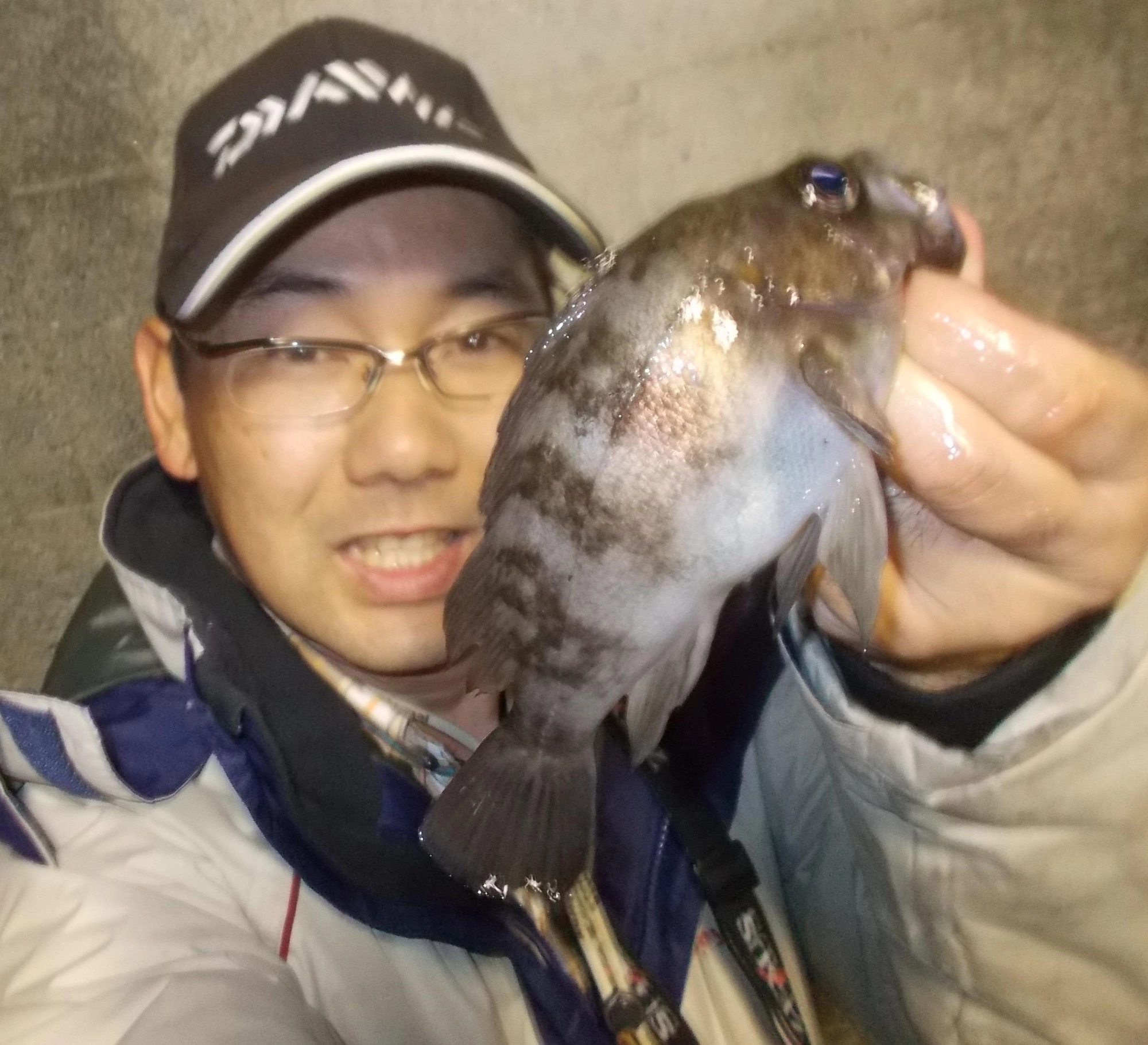 潮が動かず苦戦、周りではセイゴが終始ボイルしてました。ベイトはシラスのような透明の魚（シロウオ？）クリアー系のプラグで表層を漂うように操作すれば釣れそうです。