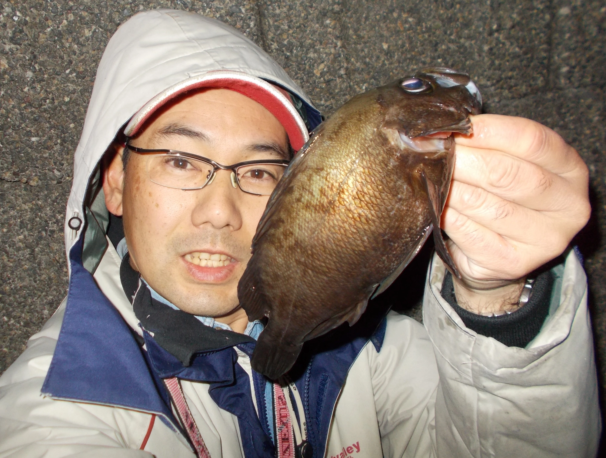 風が強く釣りにくかったですが何とか釣る事が出来ました。防寒対策はしっかりとして下さい、寒いと集中出来ません。