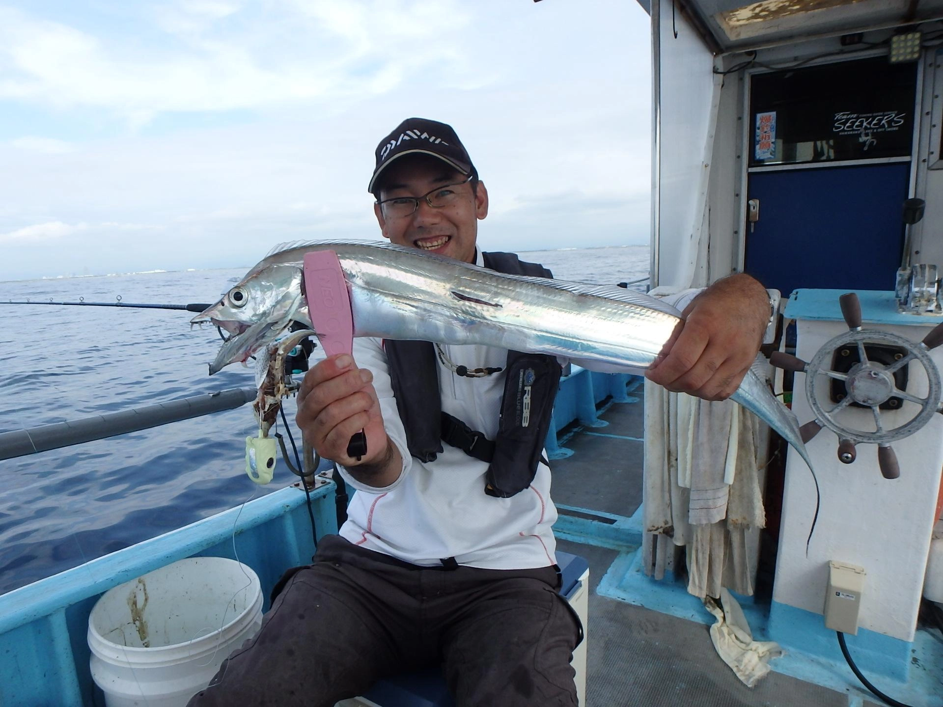 お魚グリップは必須です。タチウオの針を外すとき手だと危ないですよ。