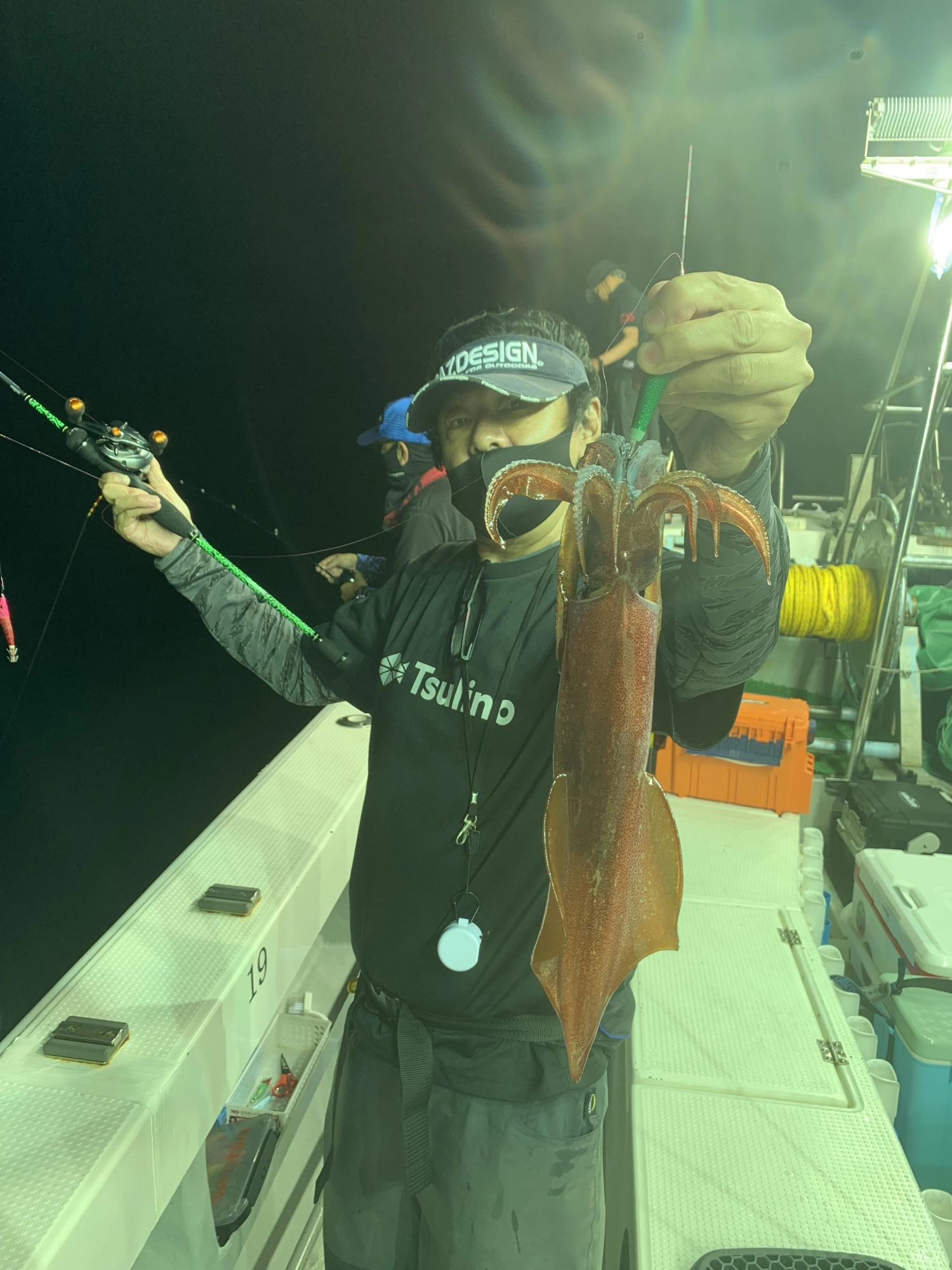 小イカも増えてきましたが、胴長30ｃｍクラスも釣れましたよ！水深がバラつくので丁寧にタナ替えする事が大切です♪