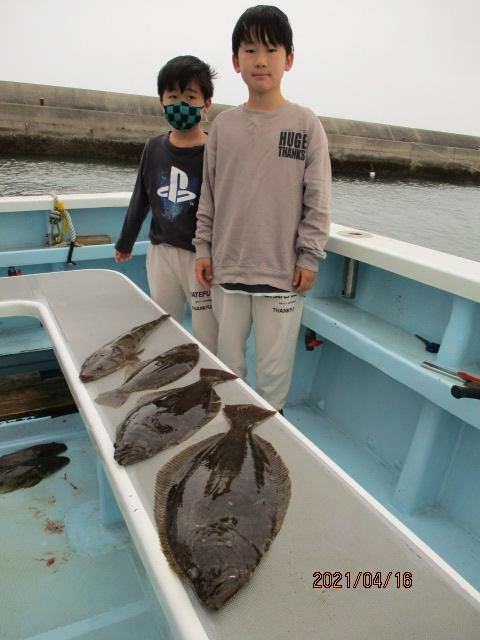 初の御乗船の釣りボーイ達はしっかり肉厚初春ビラメを釣りましたよッ(^-^)