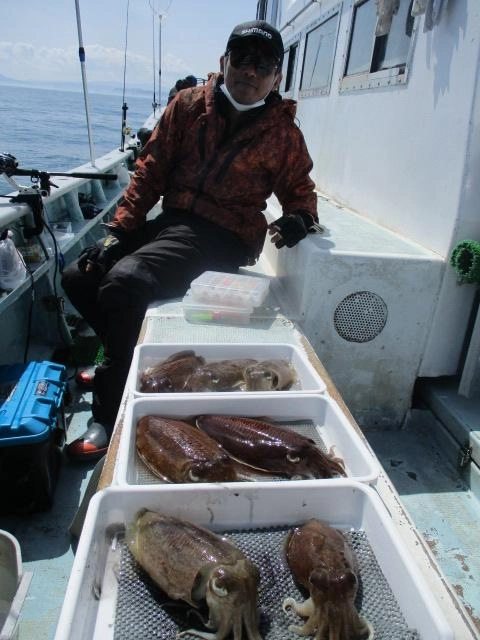 こちらの常連様は今日のトップ釣果 初春コウイカを❼ハイも狩りッ(・∀・)v