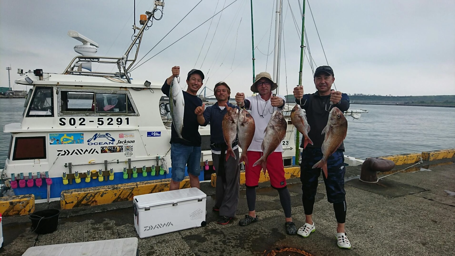 華丸船長と記念撮影。楽しい釣行をありがとうございました♪