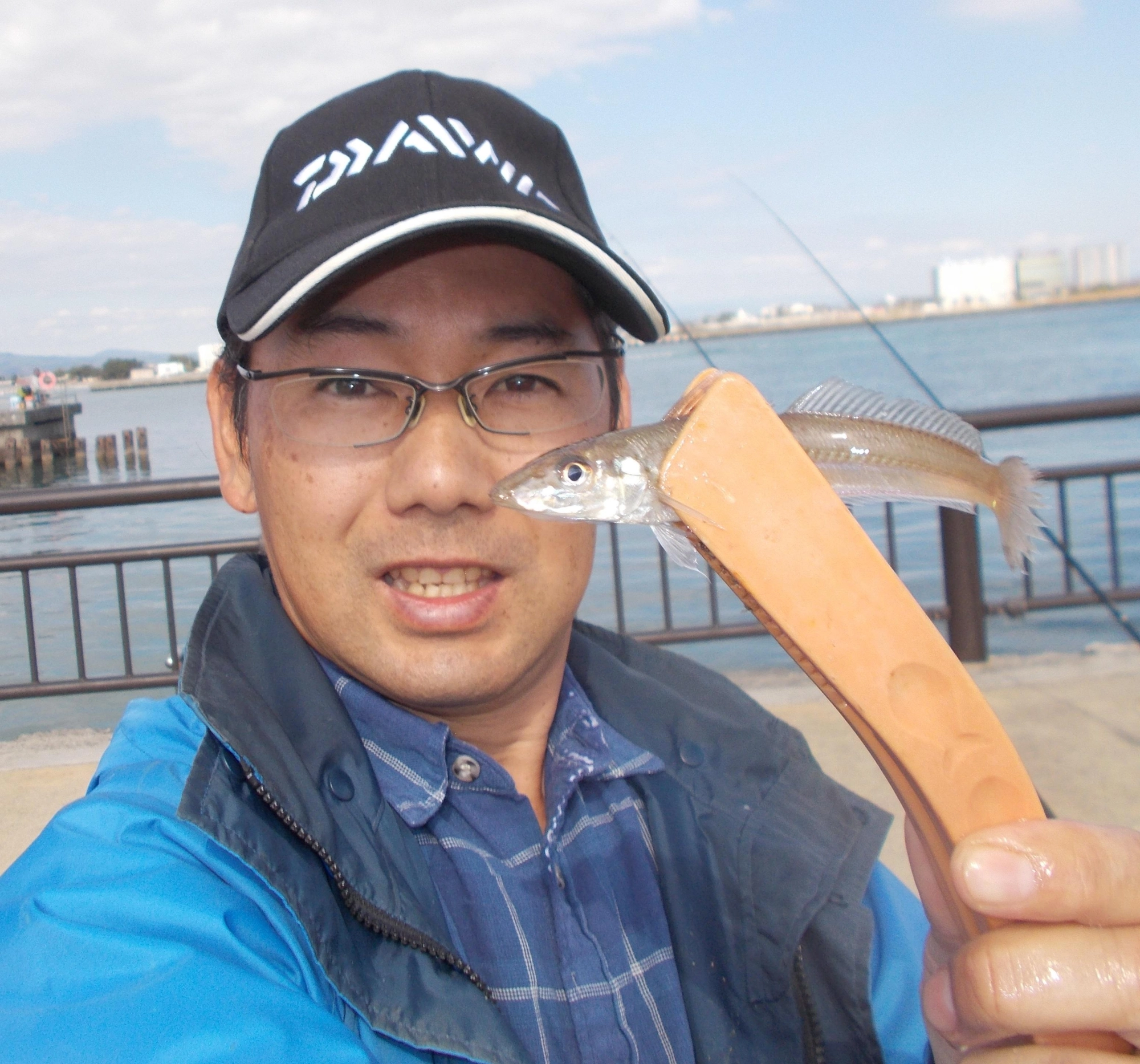 流れの緩いT字堤の内側を狙いました。T時堤に書いてある②番よりも北側なら底が砂地で根掛りも少なく、これからはカレイも狙う事ができますよ。