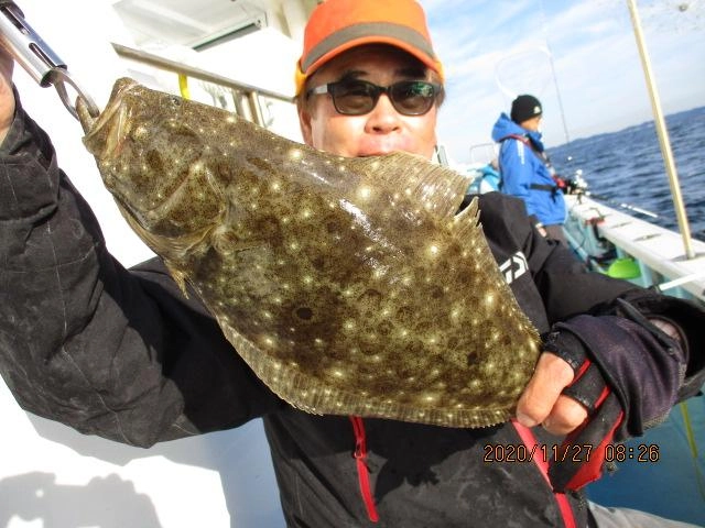 こちらの常連様も肉厚初冬ビラメ、釣りたてパチりッ(´∀｀)