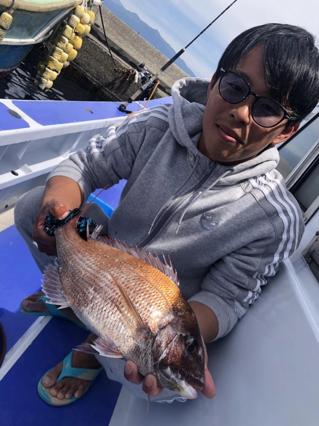 平均サイズ1kg前後のマダイが連発しました！朝イチは４投連続ヒットの場面もありました！
