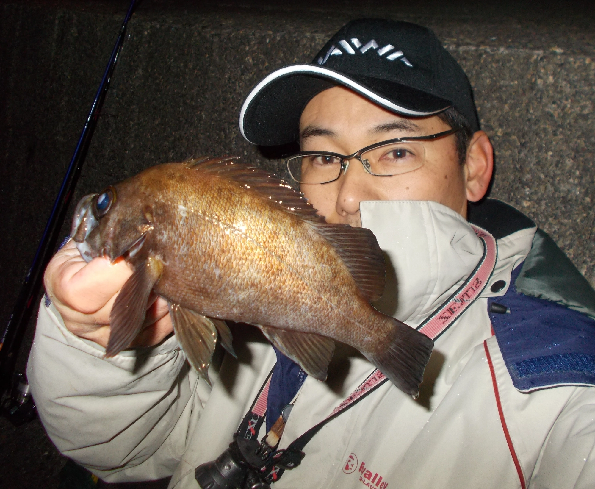 2日続けていって来ました。本日は風があり昨日の様には・・・後半潮が動いてきた所でプチ爆タイムあり何とか釣れました。産卵後の体力回復して20㎝超えは引きが強烈です。