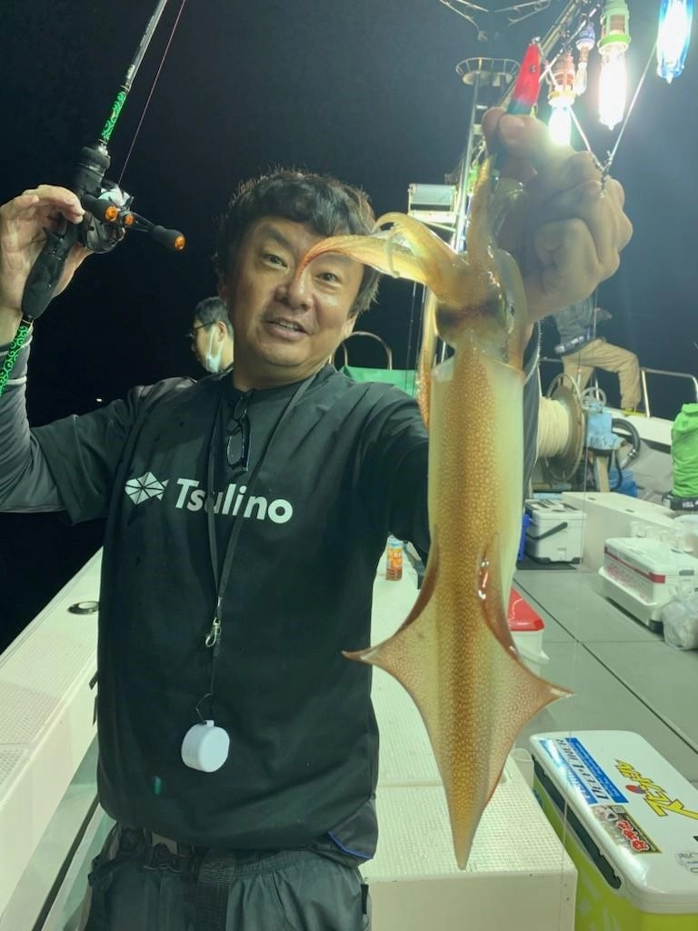 当日は早い時間はケイムラ・紫系のスッテが釣れましたが、後半からは安定の赤緑への反応が良かったです。
