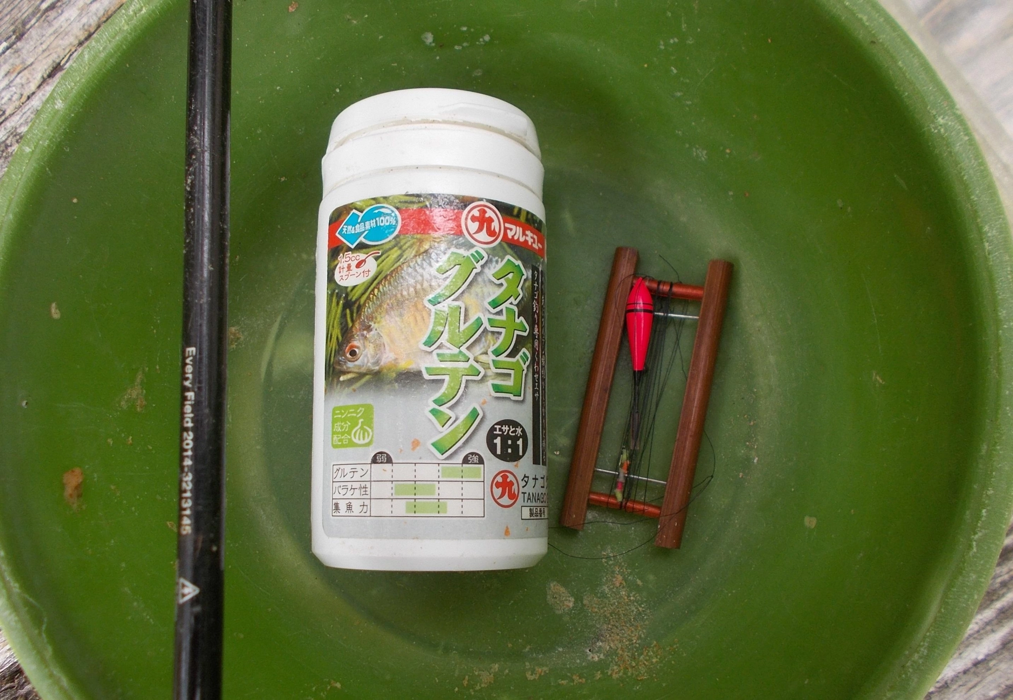 １ⅿ前後の竿と専用仕掛で狙います。魚が小さいのでなかなか針掛かりしないですがついついヒートアップしちゃいます。