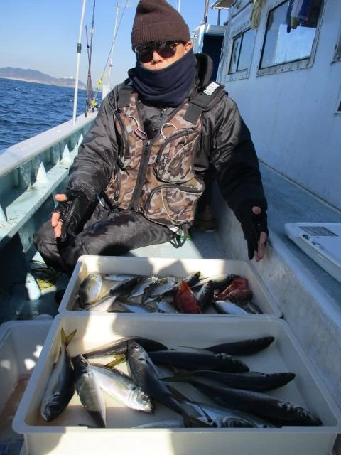 こちらのお客様も良型マアジ混じりで釣ってましたよッ(^-^)
