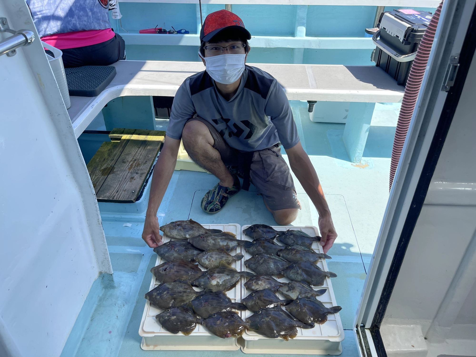 いつもの常連様はデカハギばかりを❷❶枚も釣り上げましたよッ(°▽°)