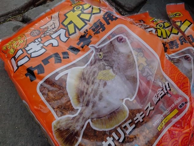 握ってポンを使用。握ってポンと海に入れるだけでカワハギが寄ってきます。