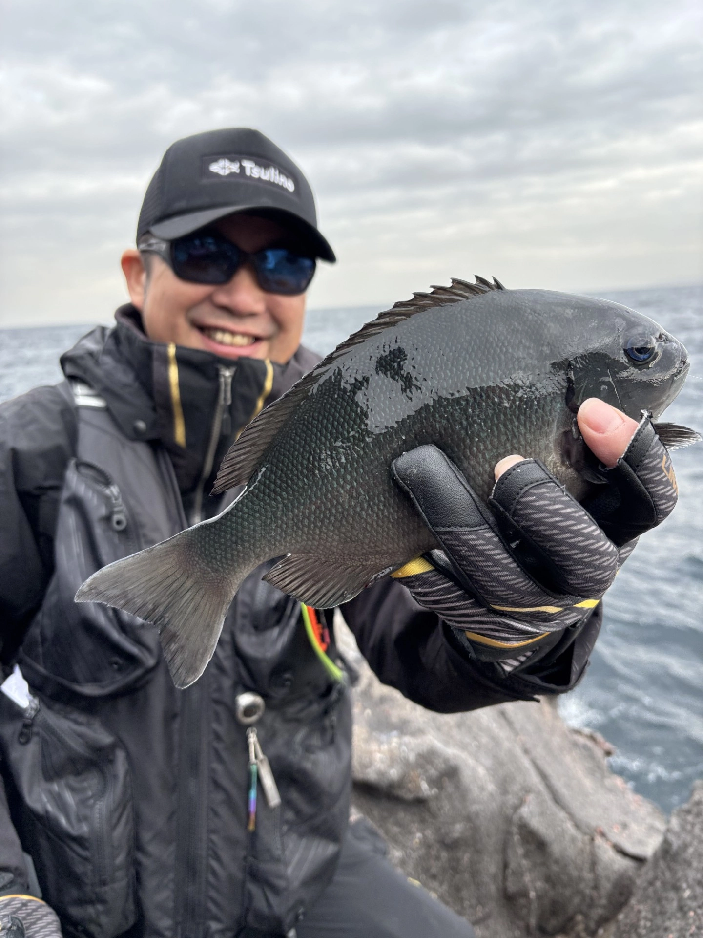 東伊豆地磯でフカセ釣り！良型メジナ釣れました！！ | 釣具のイシグロ