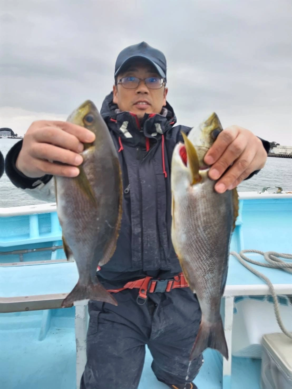 こちらのお客様は大山沖 良型イサキをダブル持ちッψ(｀∇´)ψ