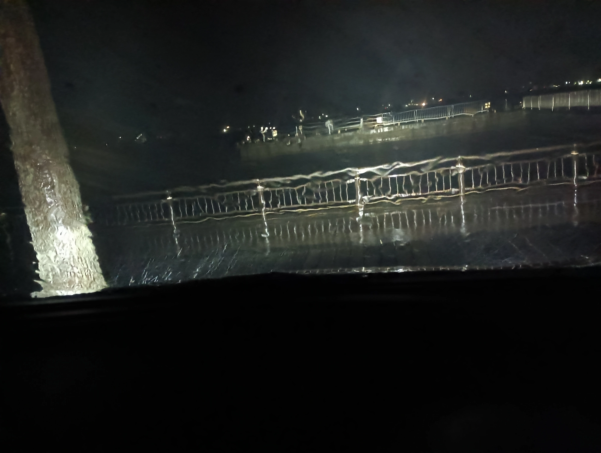 車で雨宿り♪